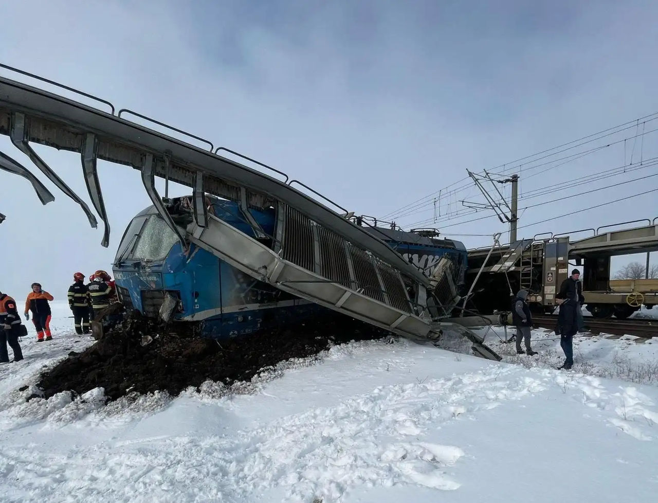 Două trenuri s-au tamponat în România: Un mecanic de locomotivă a murit.