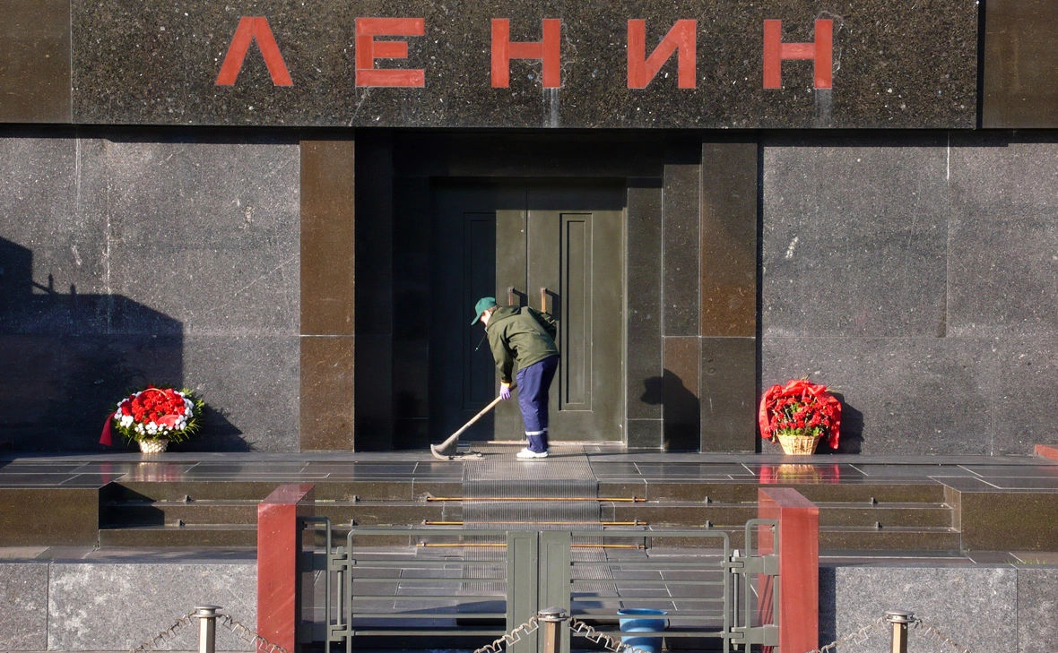 В Москве студент бросил мокасин в саркофаг Ленина — из‑за несогласия с его политикой.