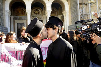 Гей-активисты в Афинах, 22 декабря 2015 года.   Фото: Michalis Karagiannis / Reuters