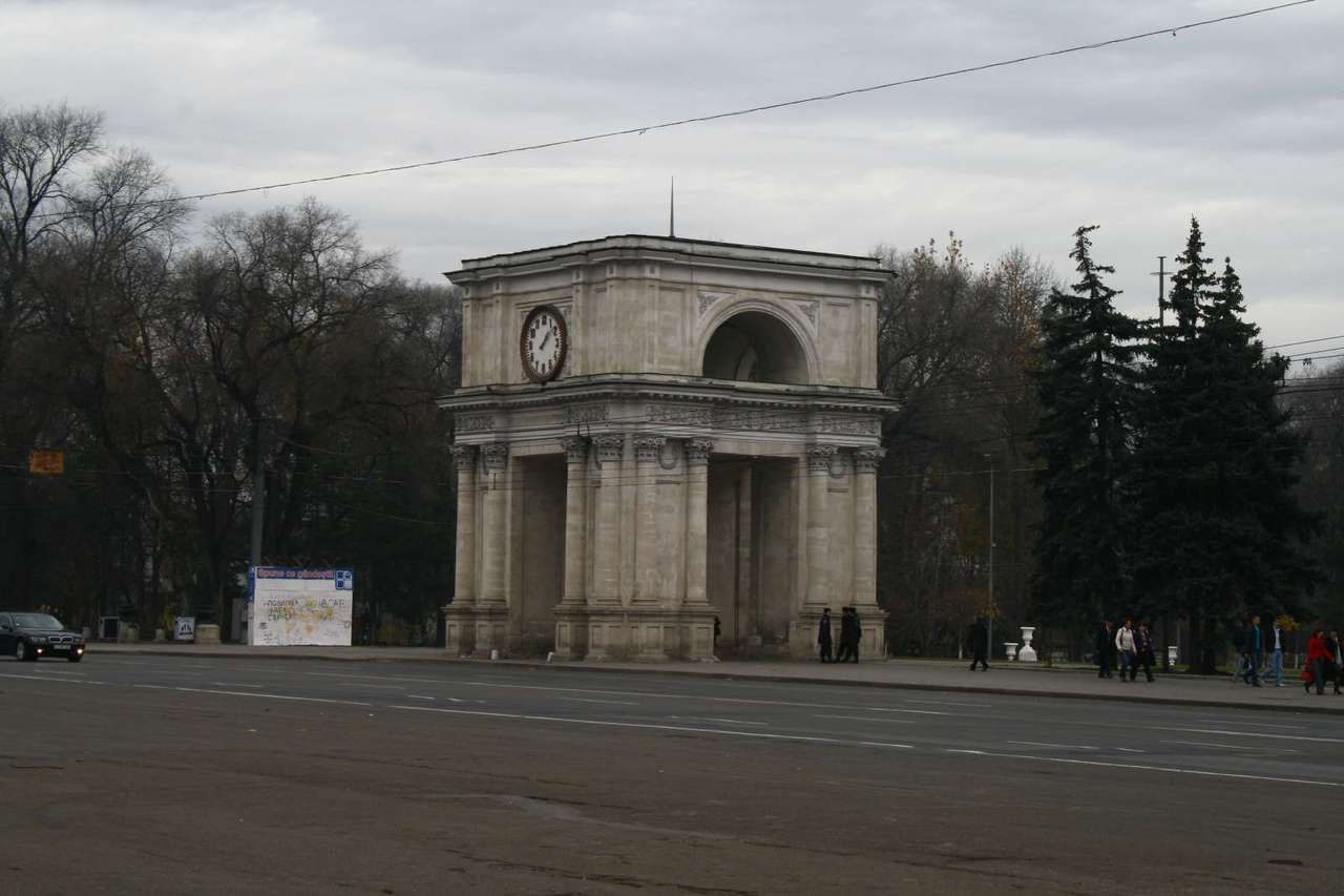 Флаг, поднятый внутри Триумфальной арки в центре столицы, стал предметом спора между Кишиневской мэрией и парламентом.