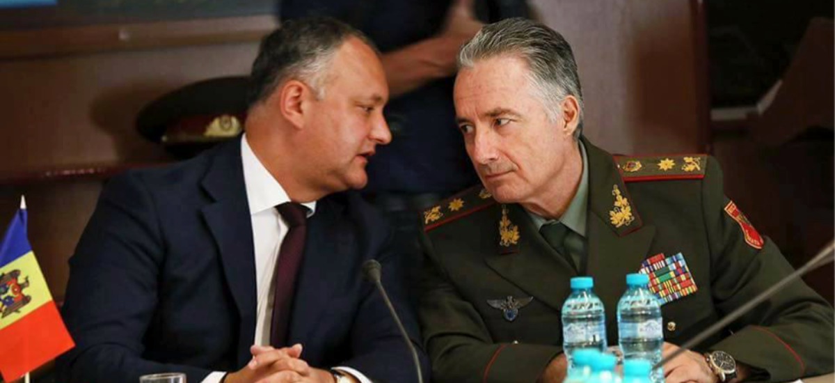 Igor Dodon şi-a decorat prietenul cu cea mai înaltă distincţie în stat. Foto: CrimeMoldova