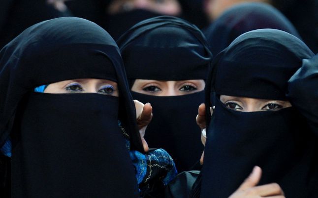 În Arabia Saudită există o lege care interzice femeilor să conducă.