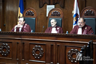 Deputaţii liberali fac referire la textul Declaraţiei de Independenţă a Republicii Moldova, care prevede că limba vorbită pe teritoriul ţării este cea română.