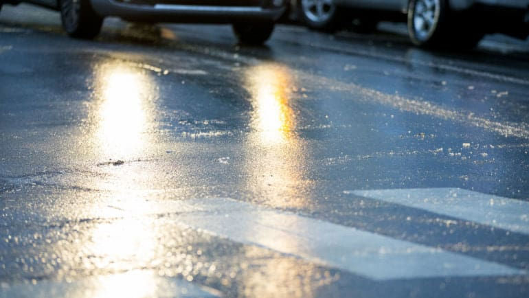 Бельчан призвали не выходить из дома: дороги превратились в каток.