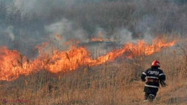 Un sat din R. Moldova, la un pas de a fi cuprins în totalitate de flăcări. Foto: ziarulnational.md