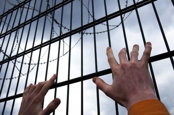 În dimineaţa zilei de astăzi, în jurul orei 04.00, angajaţii penitenciarului din Brăneşti au curmat tentativa de evadare a unui deţinut.