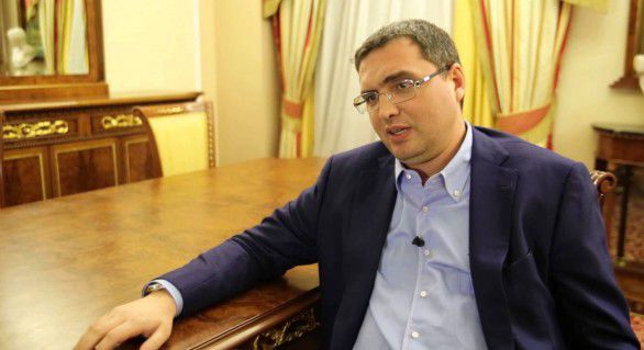 Usatîi a remarcat sarcastic că Plahotniuc ar trebui să mai găsească niște martori, ca dosarul penal împotriva lui să pară mai „solid”.