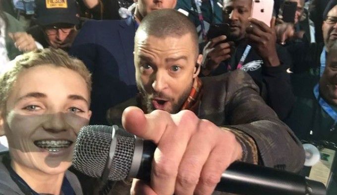 Un adolescent a devenit celebru după ce Justin Timberlake s-a fotografiat cu el la Super Bowl.