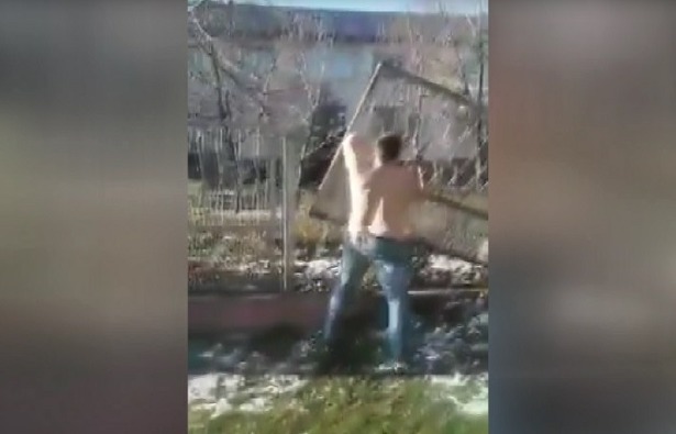 В итоге мужчина забежал в соседнее кафе, где полицейские наконец скрутили его и надели наручники.