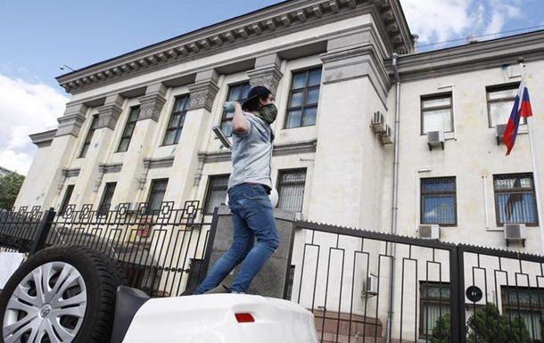 Выборный процесс в посольстве РФ охранять не будут.