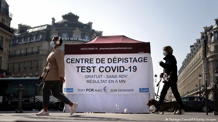 Франция побила прежний рекорд по суточной заболеваемости COVID-19.