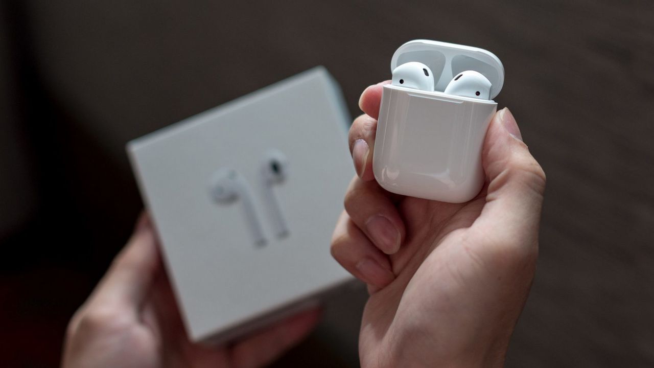 Многие владельцы AirPods сообщили, что после использования гарнитуры у них участились головные боли.