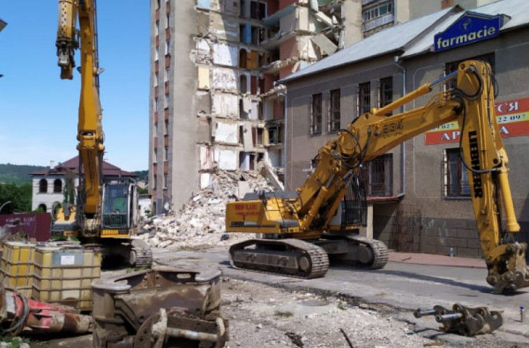 Поврежденный многоэтажный жилой дом в Атаках был снесен.