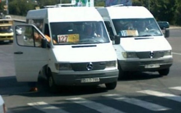 Microbuzele de pe ruta nr. 114 coboară pe str. Mihai Eminescu, virează pe bd. Ştefan cel Mare şi apoi pe str. Armenească, conform traseului stabilit.