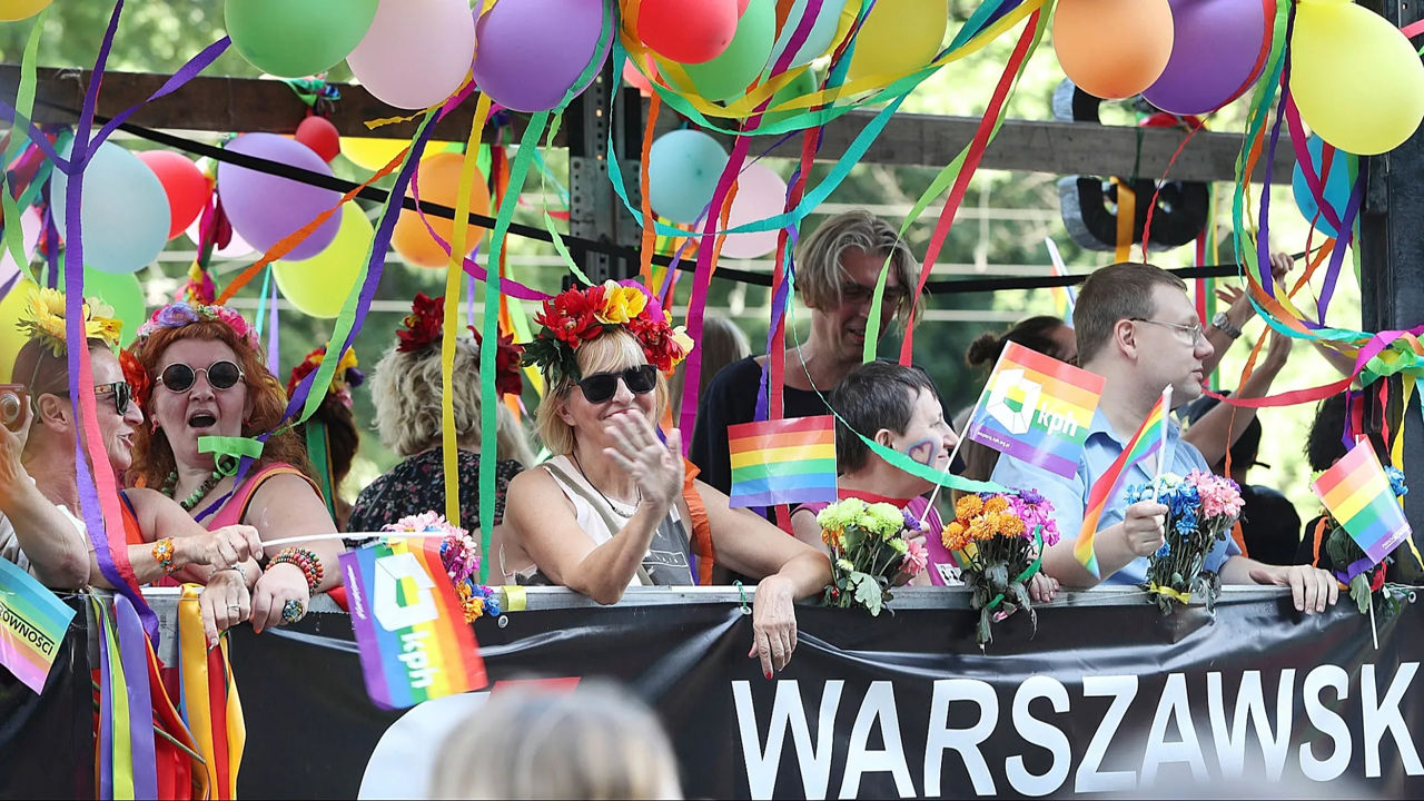 Polonia a început pentru prima dată să recunoască căsătoriile cuplurilor LGBT: Există un detaliu.