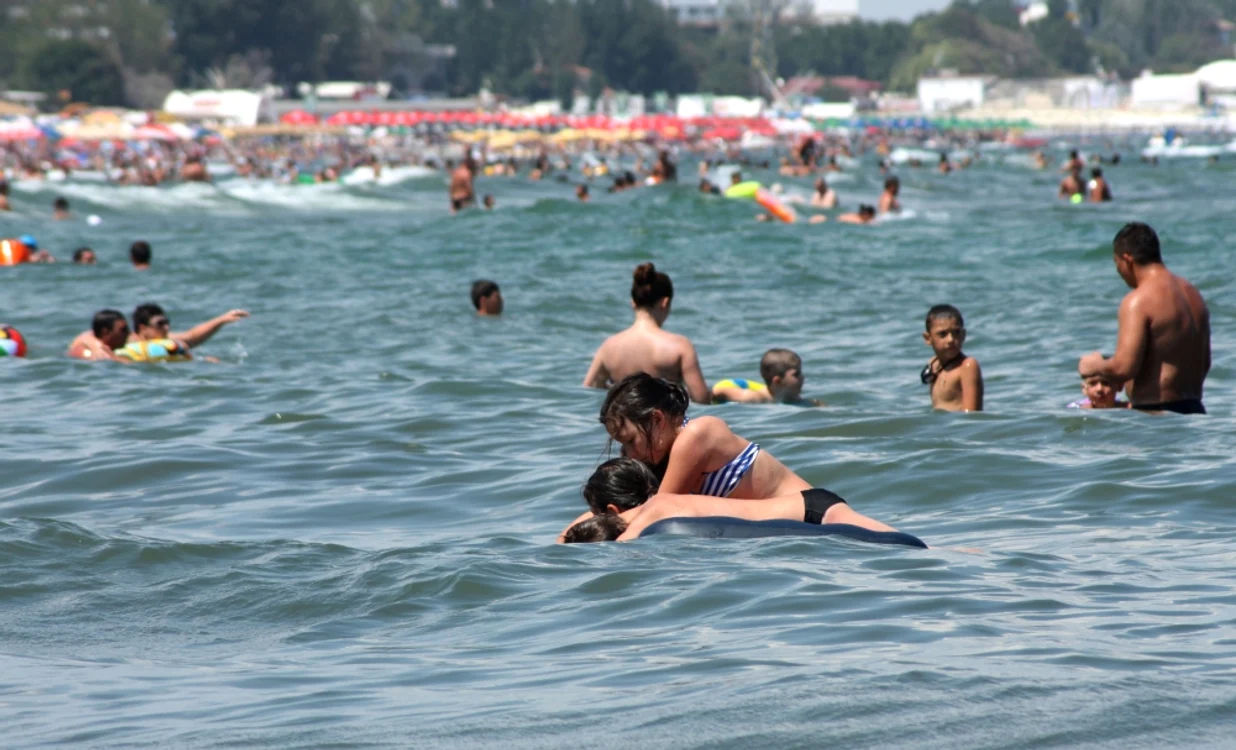 Capcane pe litoral: Gropi adânci de trei metri au apărut pe coastele românești.