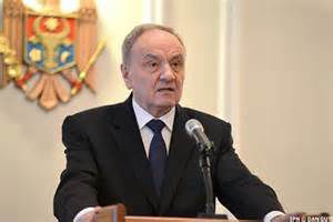 Locuitorilor Chișinăului le-a fost arătată poza lui Nicolae Timofti, iar aceștia cu greu l-au recunoscut. Foto: cafeluta.md