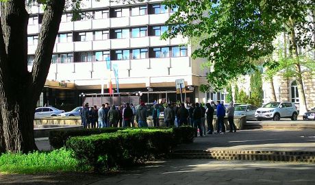Zeci de tineri îmbrăcaţi în stil sportiv, adunaţi la hotelul Codru şi la GBC. Foto: Facebook/Daniel Ulinici