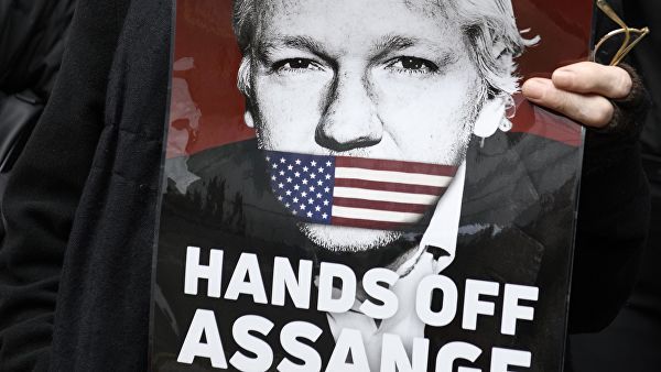 Плакат участницы акции в поддержку основателя WikiLeaks Джулиана Ассанжа в Лондоне.
