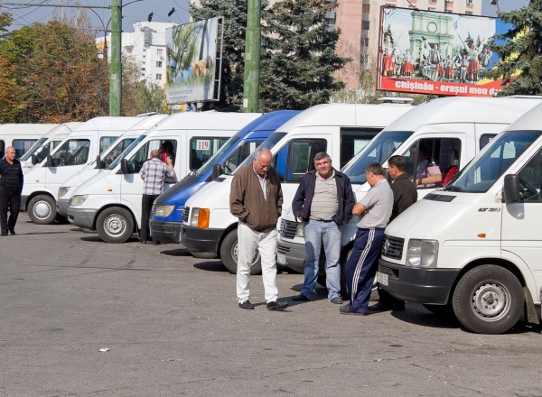 22 rute de microbuz scurtate de primarie se lungesc din nou. Este un nou plan al autoritatilor privind transportul public din capitala.