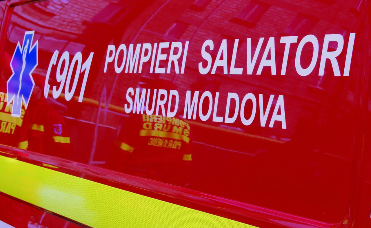 O femeie a avut nevoie de ajutorul medical unui echipaj SMURD, după ce a fost victima unui accident rutier. Foto: publika.md