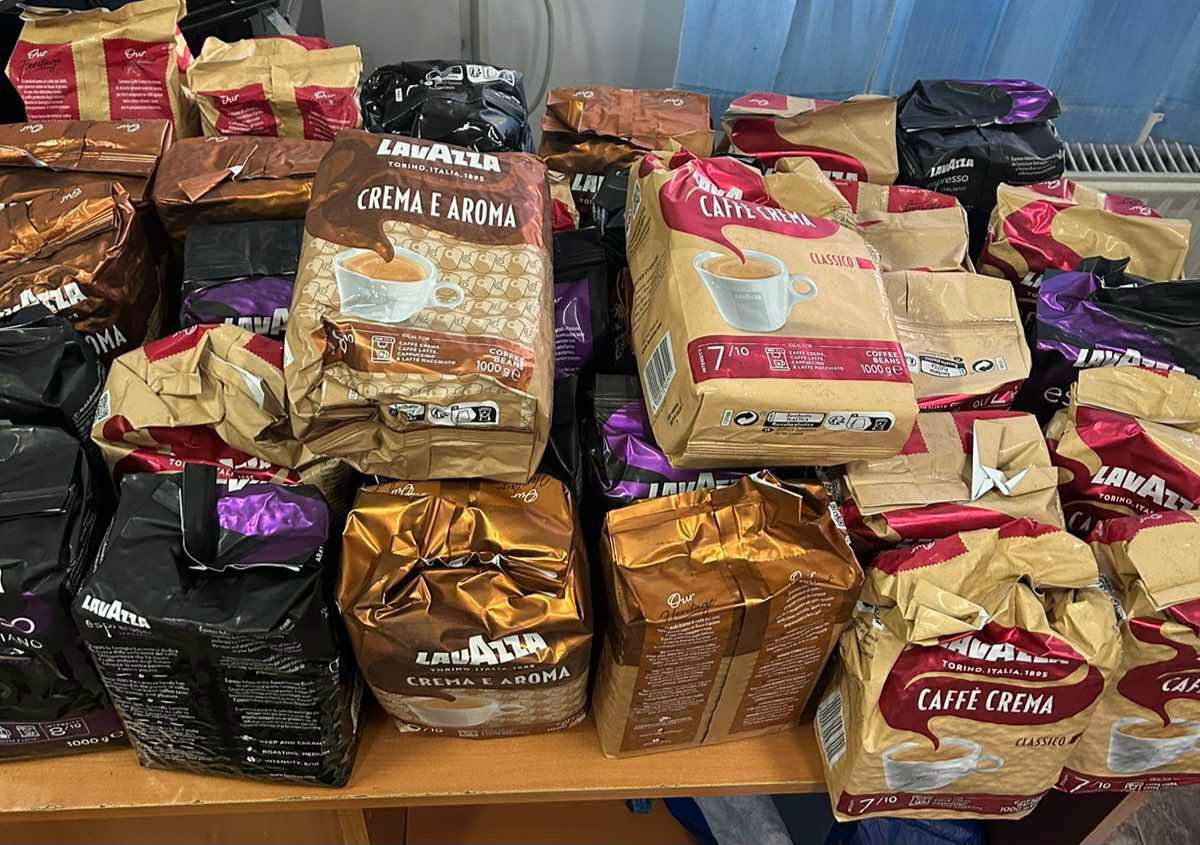 Marfă de contrabandă, depistată într-un microbuz la vama Costești.