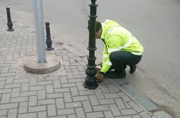 В центре столицы восстановили антипарковочные столбики.
