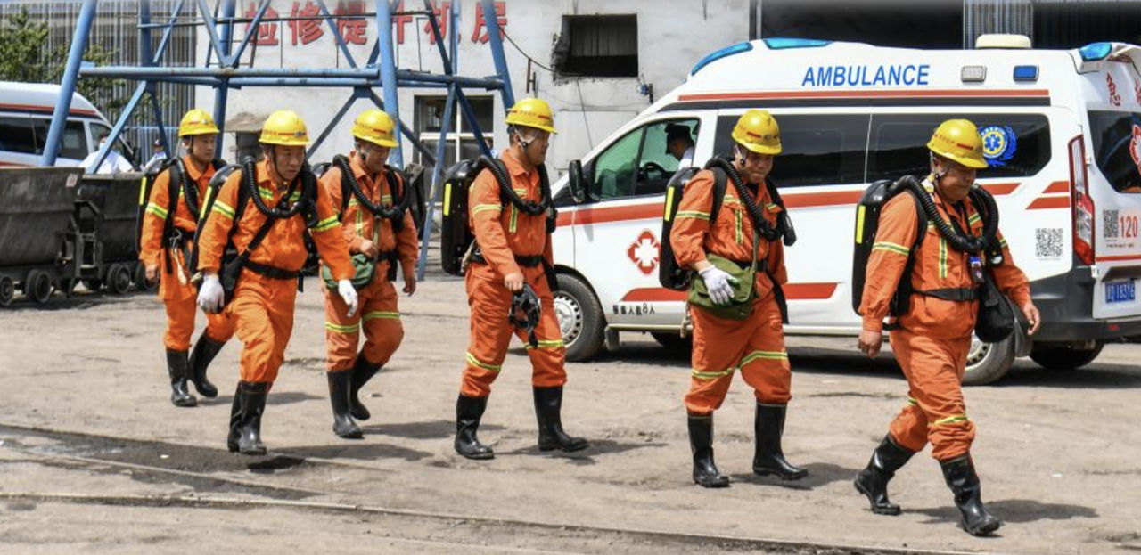 В Китае при взрыве на шахте погибли более 90 человек.