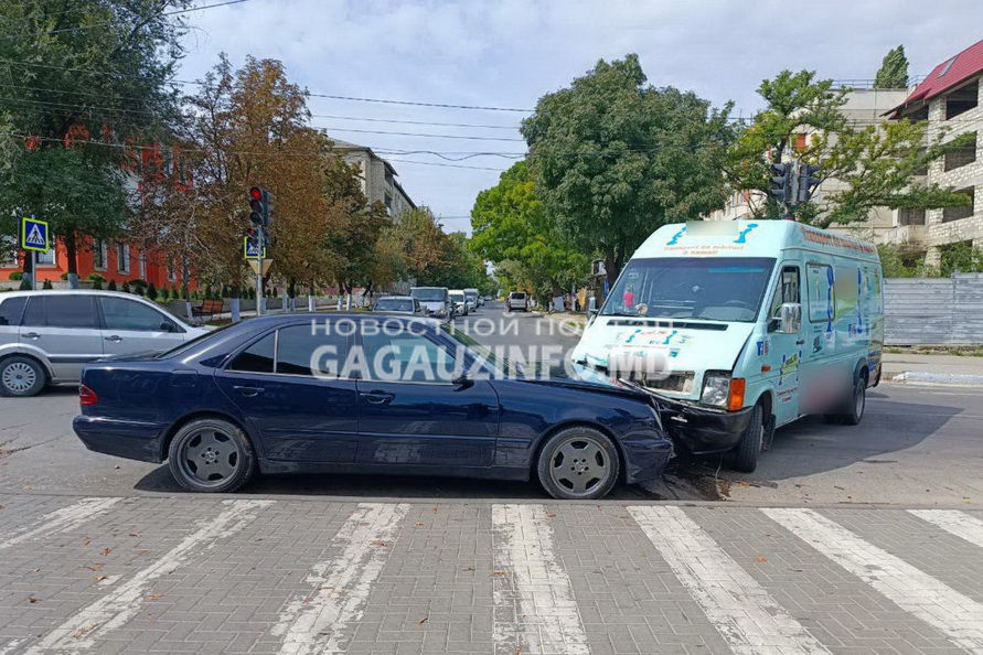 ДТП в Комрате: дорогу не поделили два автомобиля Mercedes.