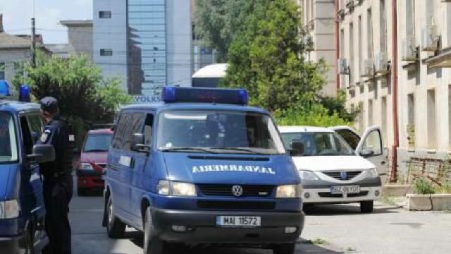 Anchetă în cazul a doi cetățeni moldoveni depistați cu pașapoarte ștampilate în fals. 