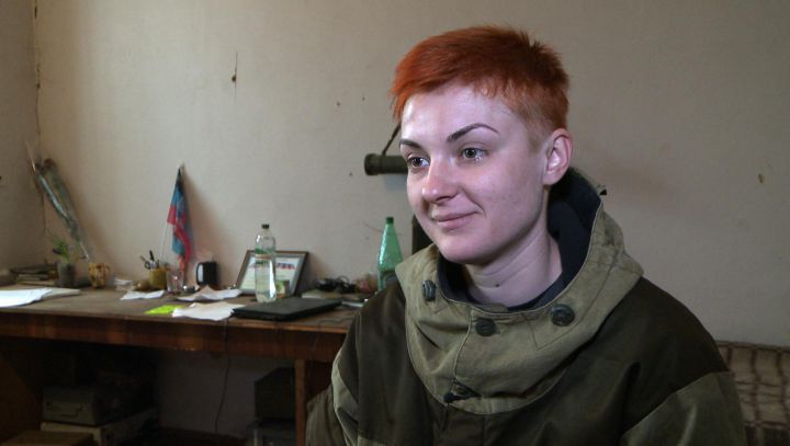 Are doar 20 de ani, mânuiește abil armele și conduce o unitate de artilerie a separatiștilor din estul Ucrainei.