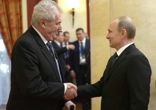 Президент Чехии в ходе встречи с Владимиром Путиным выразил уверенность, что санкции против России являются временной мерой.