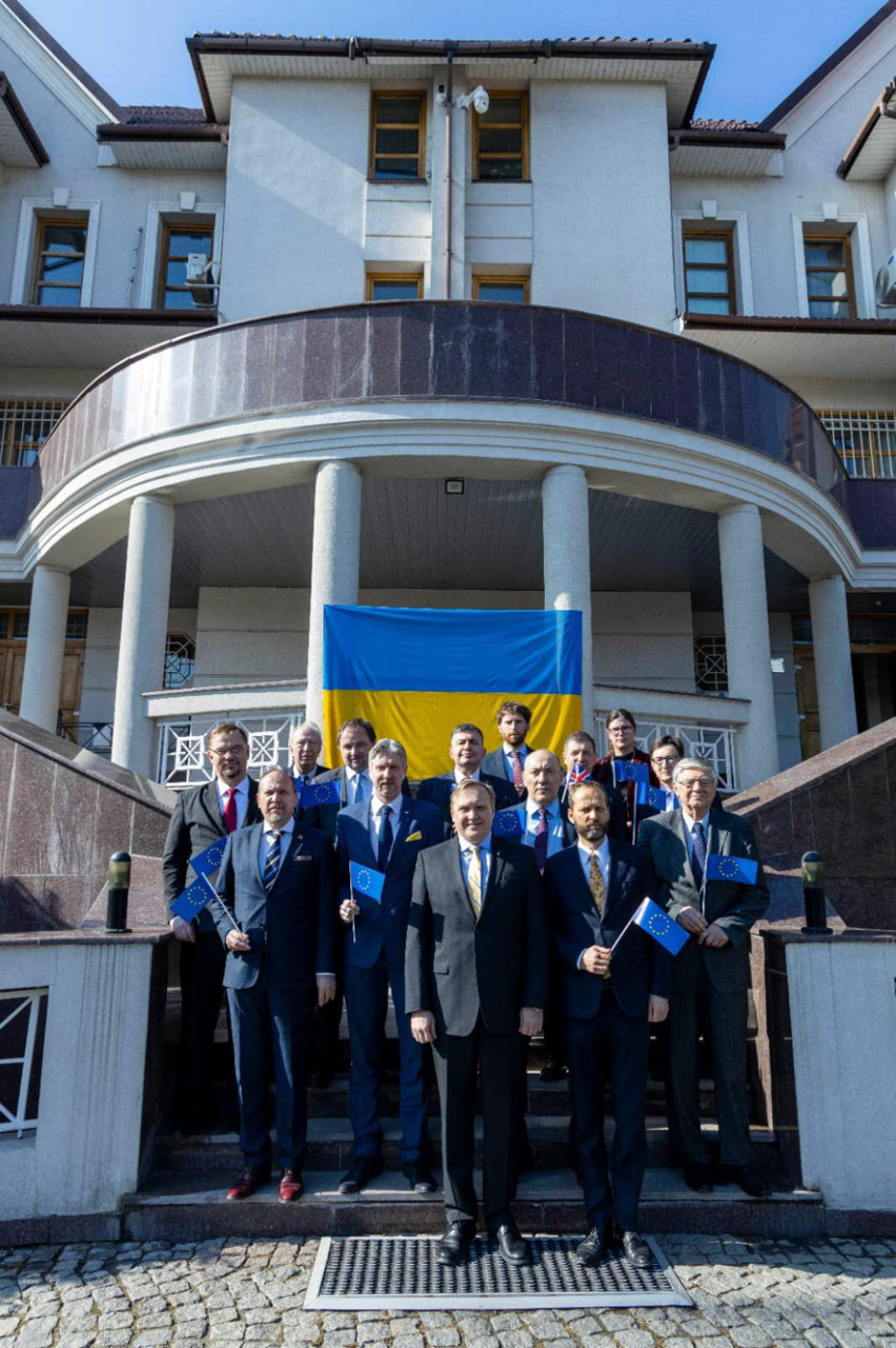 Послы ЕС и Великобритании сфотографировались на фоне флага Украины.