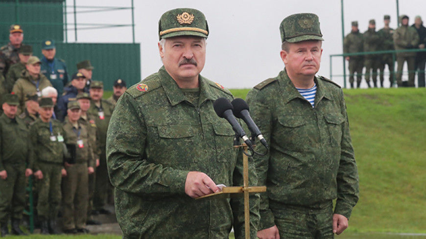 Лукашенко предложил на каникулах отправлять студентов в армию.