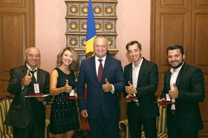 Membrii formației „DoReDos” decorați cu titlul onorific de „Artist Emerit”. 