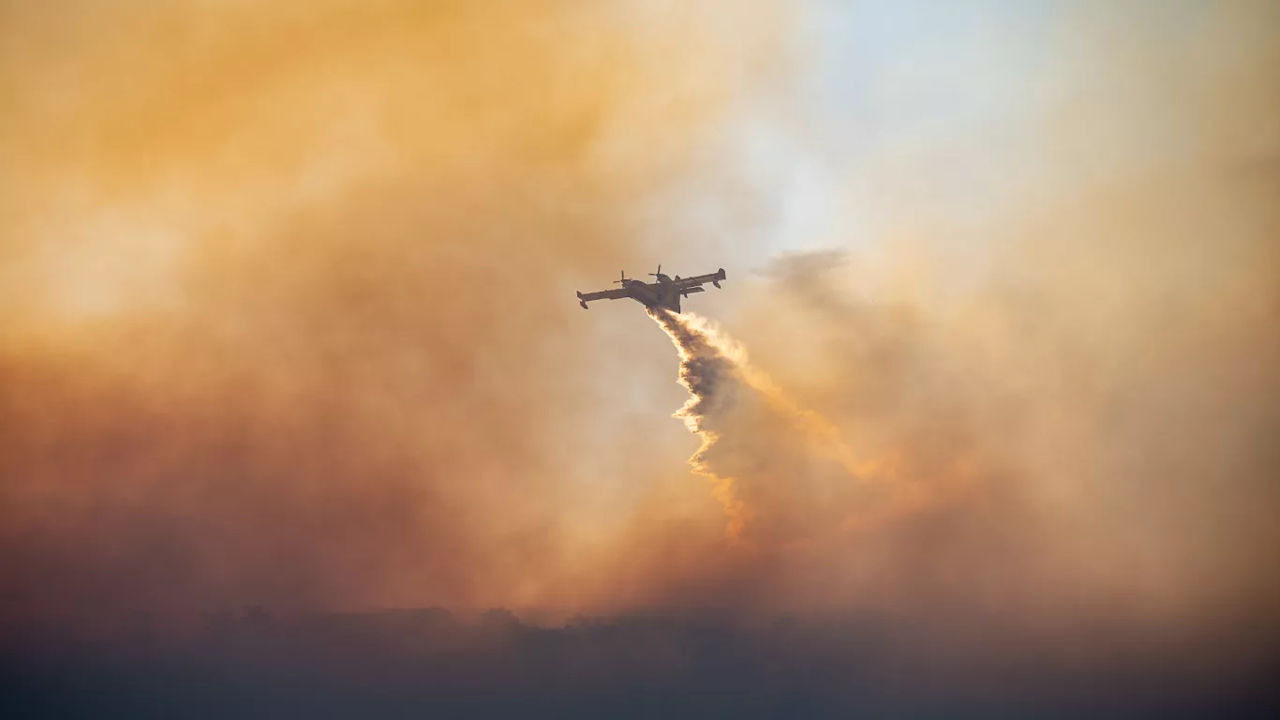Insula grecească Chios, cuprinsă de incendii masive.