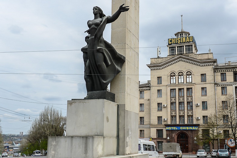 Монумент, установленный в честь освобождения Молдавии от фашистских захватчиков в академии предложили снести, чтобы установить на его месте памятник румынскому языку.