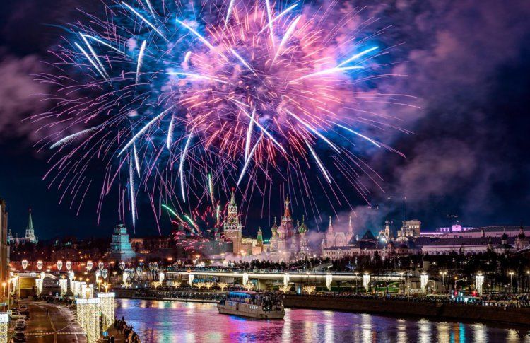 В Москве прогремел салют в честь Дня Победы.