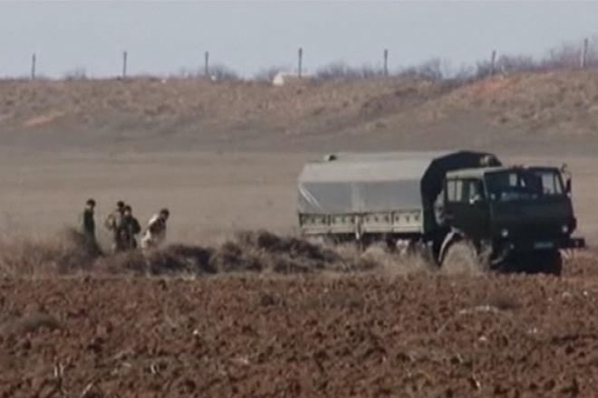 Газовиков к объектам не подпускают люди с оружием. Говорят, что это закрытая зона.