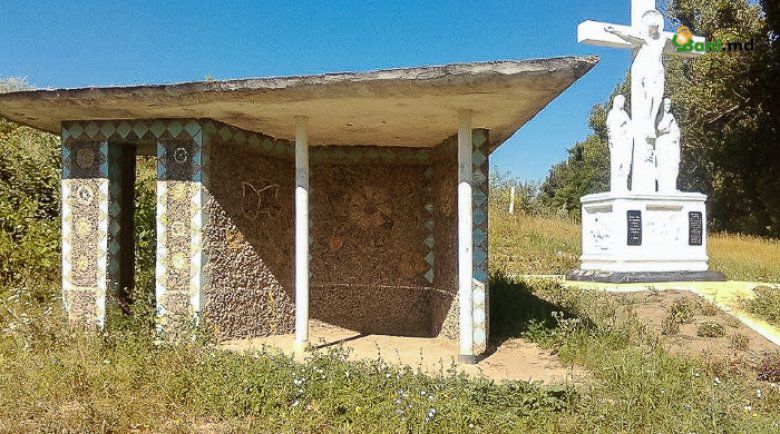 Un tânăr își face drum prin Moldova pentru a fotografia stațiile decorate cu mozaic.  