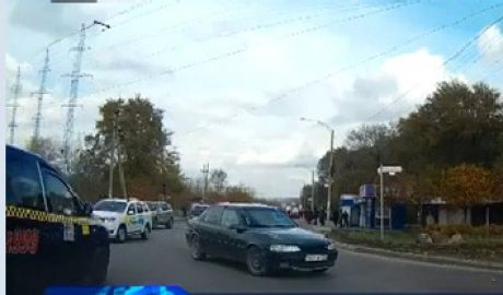 Un conducător auto a fost surprins în timp ce încalcă mai multe reguli de circulaţie în doar câteva zeci de secunde. Foto: Jurnal TV