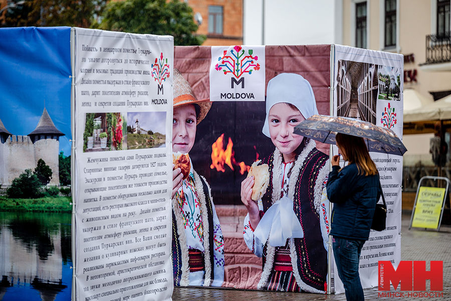 У стен городской ратуши развернулась импровизированная выставка, которая знакомит с достопримечательностями страны.