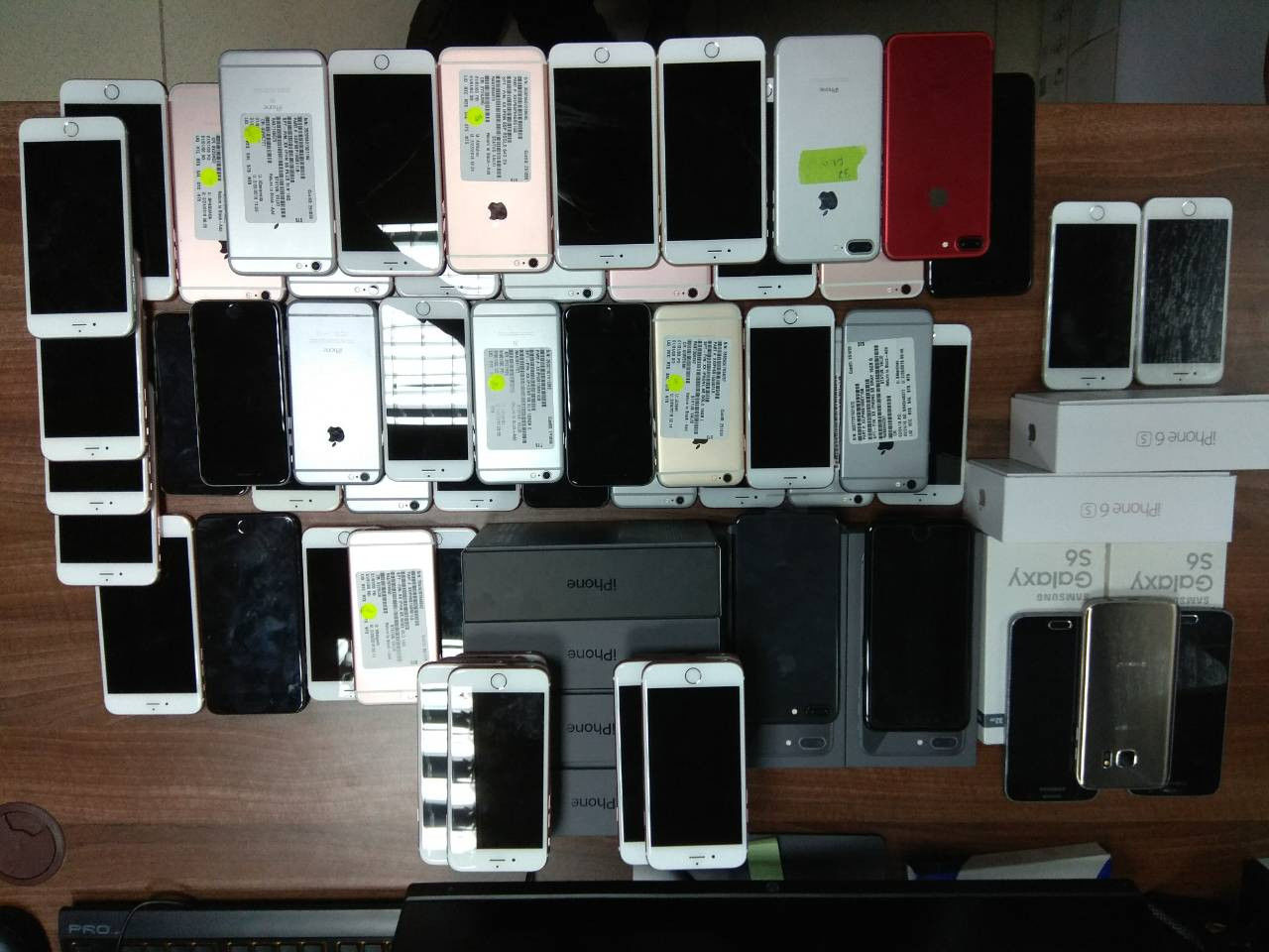 Un moldovean venit din SUA, prins cu telefoane în valoare de 330.000 lei