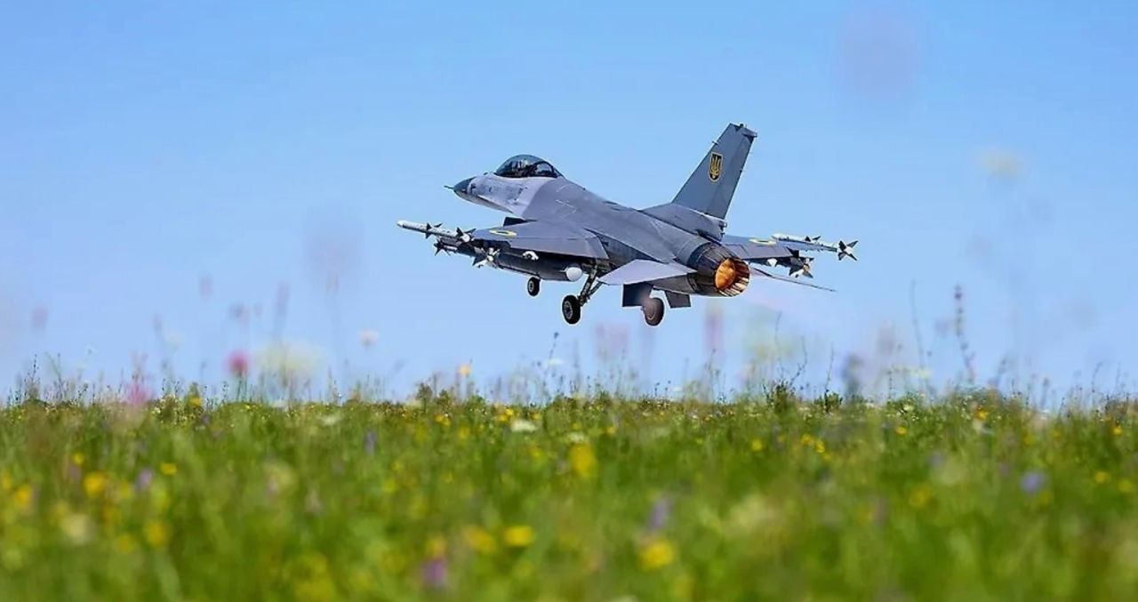 Forțele Aeriene ale Ucrainei: Un avion de vânătoare F-16 s-a prăbușit când respingea un atac. Pilotul a murit.