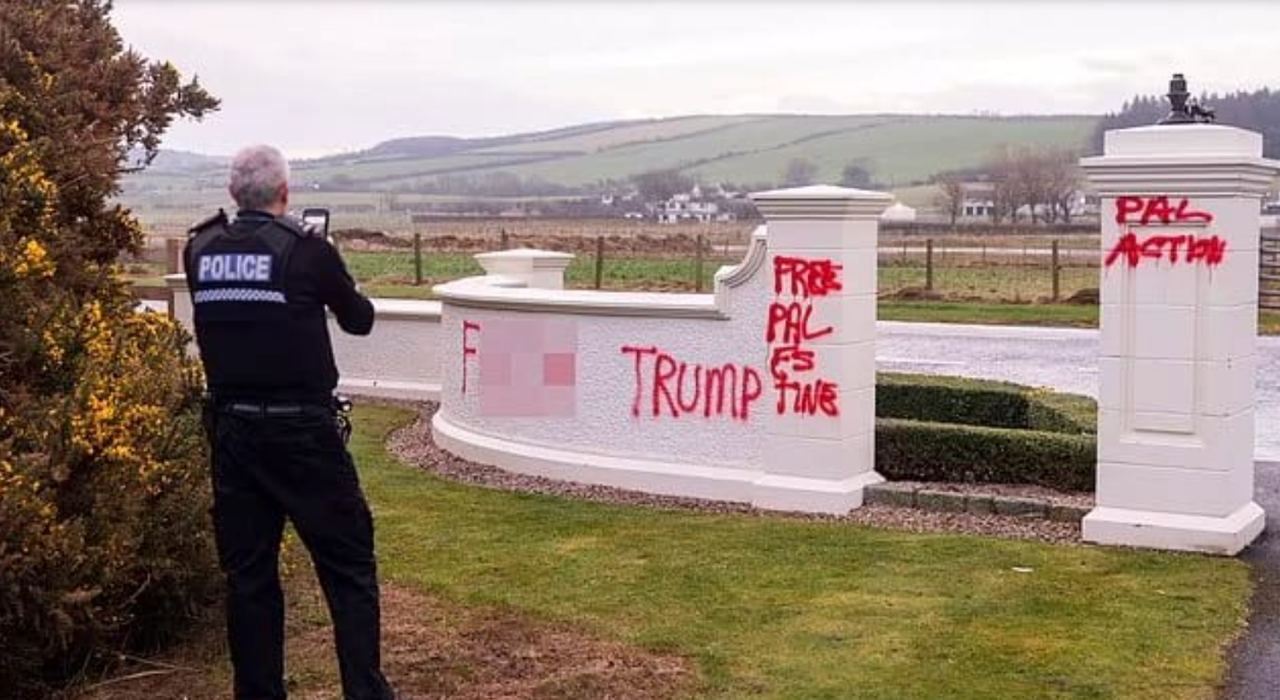 Вандалы атаковали гольф-клуб Дональда Трампа в Шотландии.