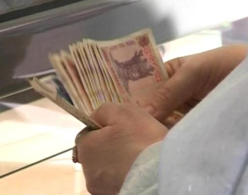 Monedele nationale ale fostei Uniuni Sovietice se prabusesc ca piesele de domino, scrie Financial Times.