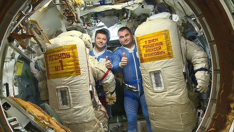 Олег Кононенко и Алексей Овчинин решили посвятить свою "космическую прогулку" Алексею Леонову