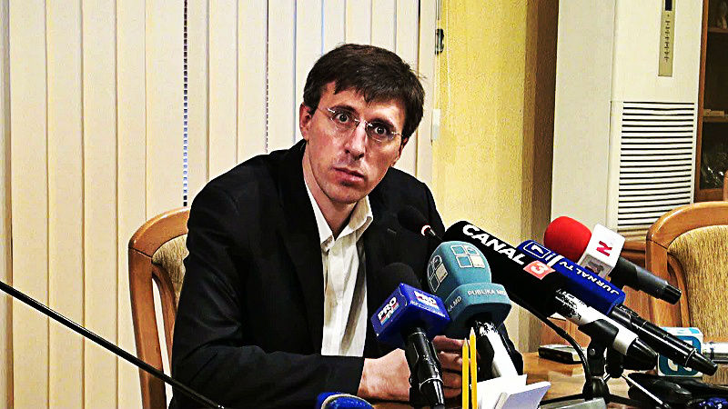 Киртоакэ отметил, что многие женщины одеваются на кладбище, неподходящим образом.
