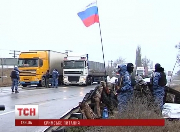 Дороги в Крыму блокированы вооруженными людьми. Фото:tcn.ua