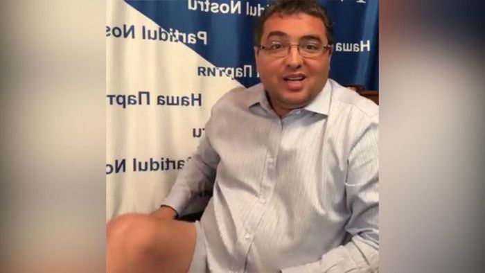 Usatîi a intrat în transmisiune live, fără pantaloni. Foto: captură Facebook